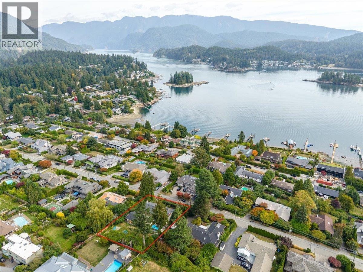 787 ROSLYN BOULEVARD, North Vancouver
