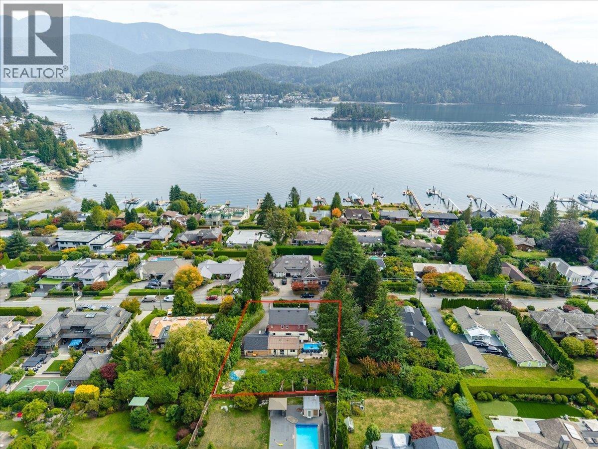 787 ROSLYN BOULEVARD, North Vancouver