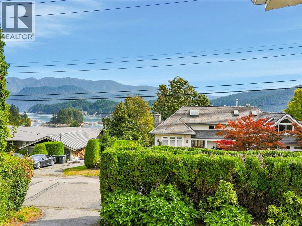 787 ROSLYN BOULEVARD, North Vancouver
