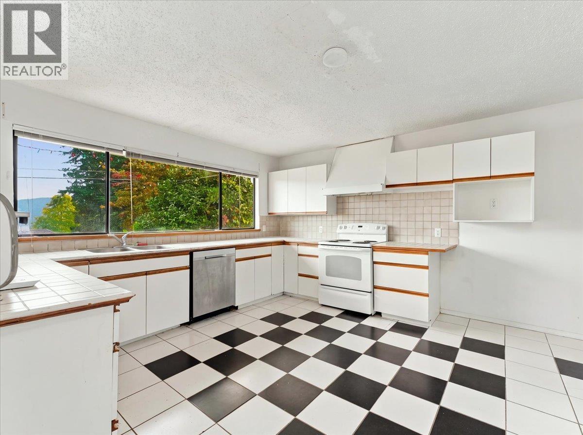 787 ROSLYN BOULEVARD, North Vancouver