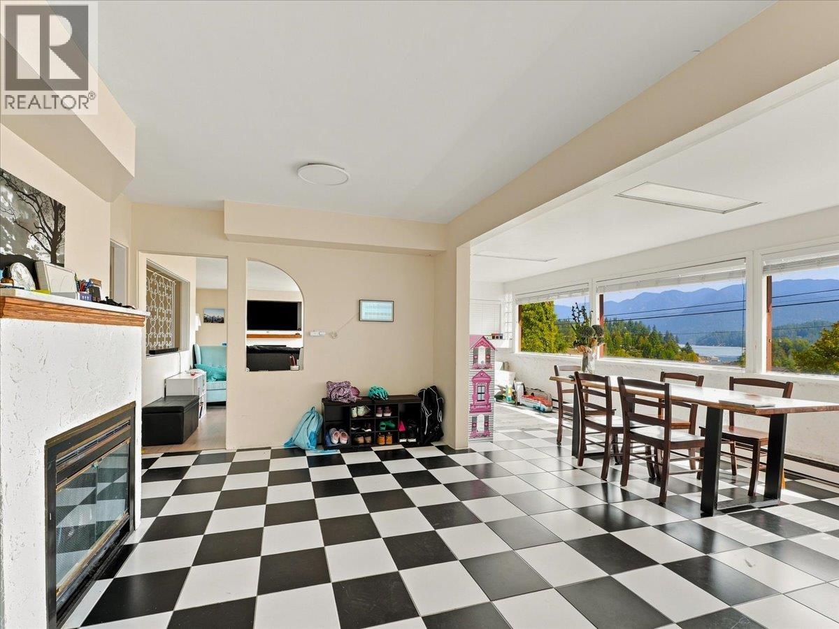 787 ROSLYN BOULEVARD, North Vancouver