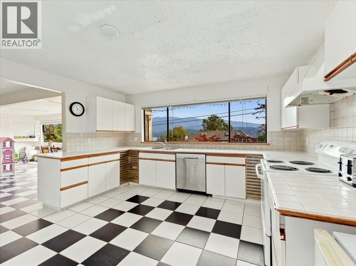 787 ROSLYN BOULEVARD, North Vancouver