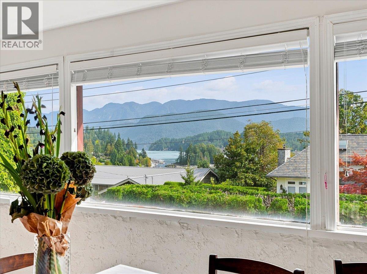 787 ROSLYN BOULEVARD, North Vancouver