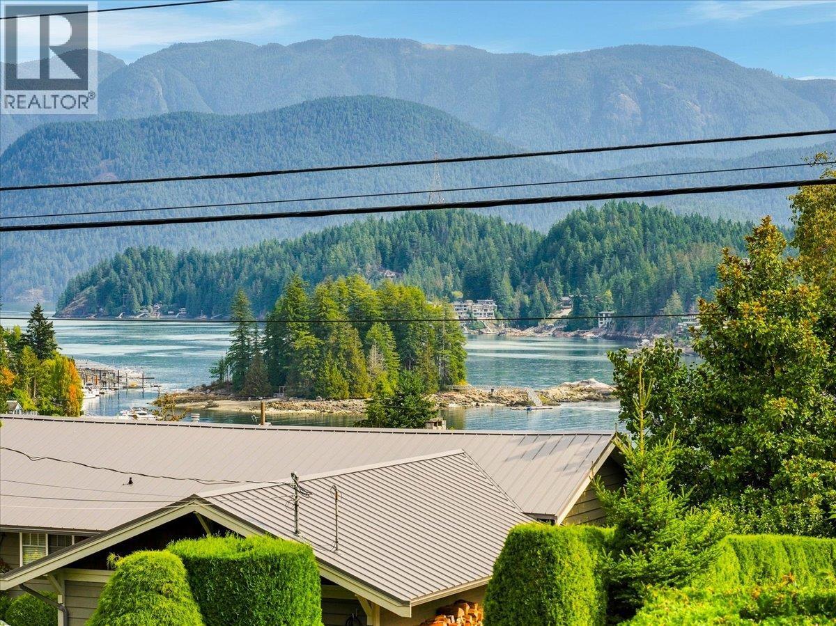 787 ROSLYN BOULEVARD, North Vancouver