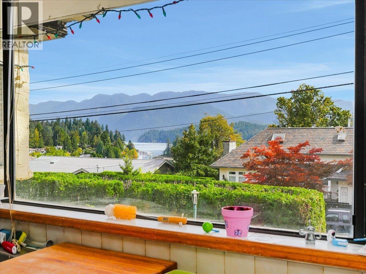 787 ROSLYN BOULEVARD, North Vancouver