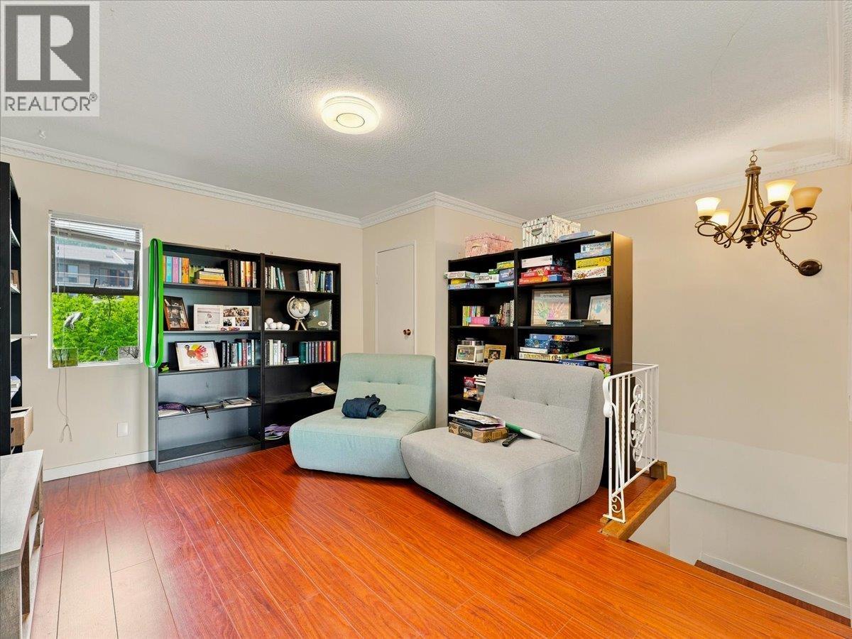 787 ROSLYN BOULEVARD, North Vancouver