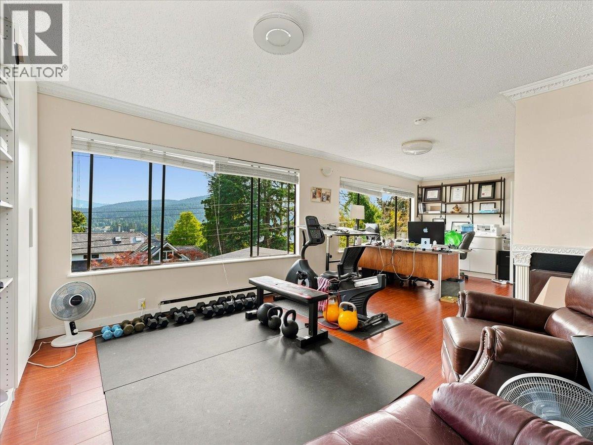 787 ROSLYN BOULEVARD, North Vancouver