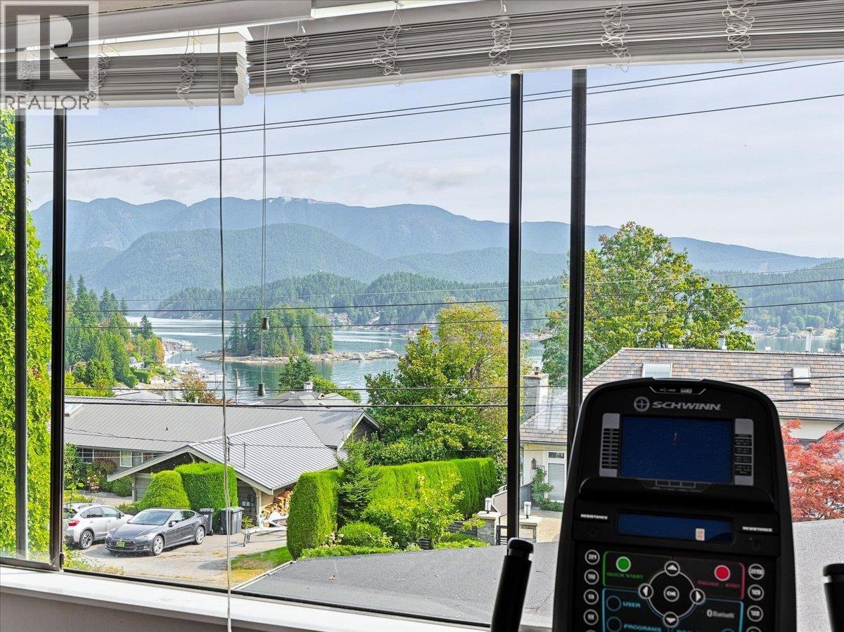 787 ROSLYN BOULEVARD, North Vancouver