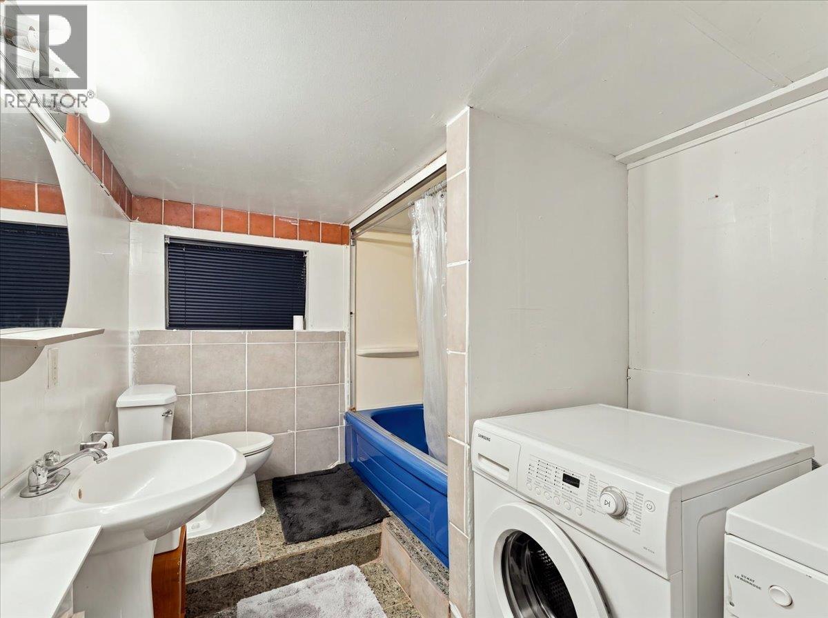 787 ROSLYN BOULEVARD, North Vancouver