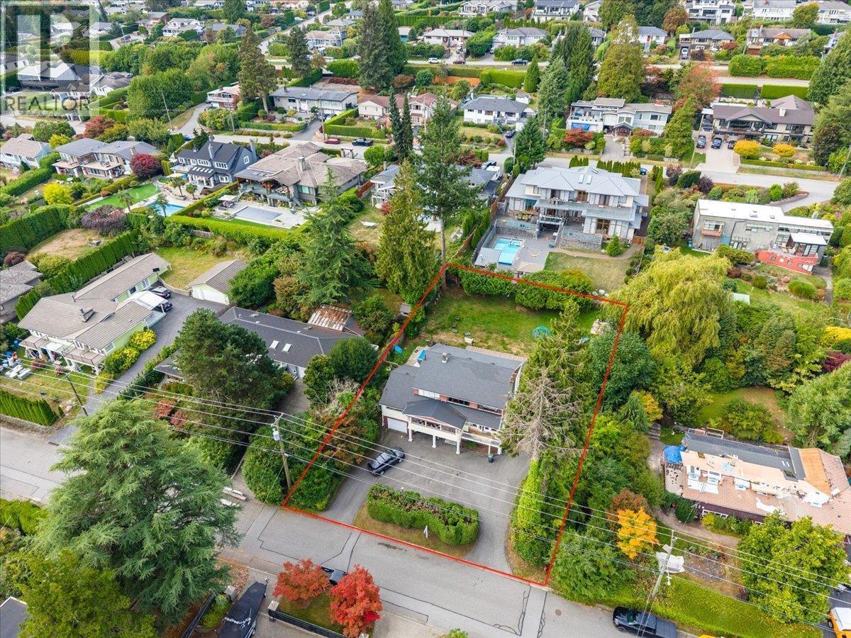 787 ROSLYN BOULEVARD, North Vancouver
