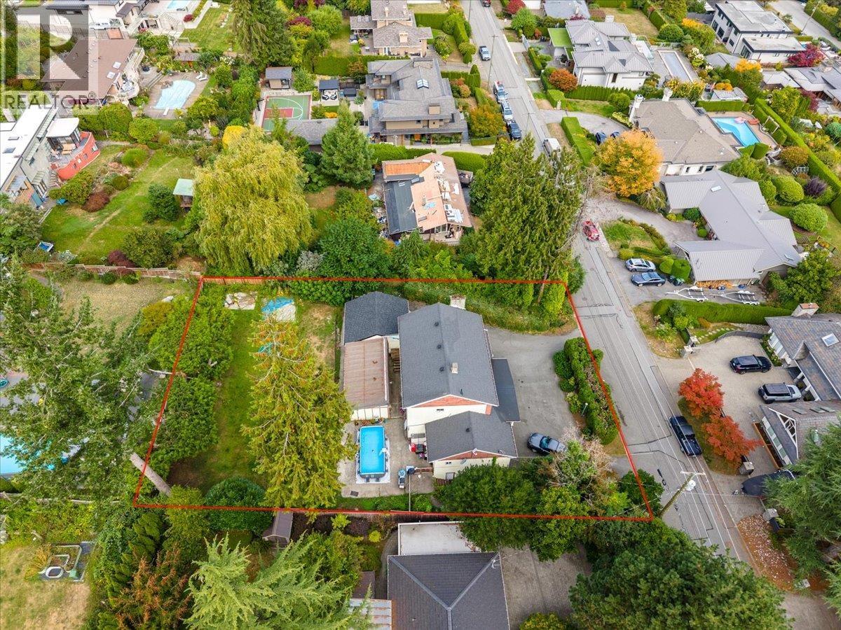 787 ROSLYN BOULEVARD, North Vancouver