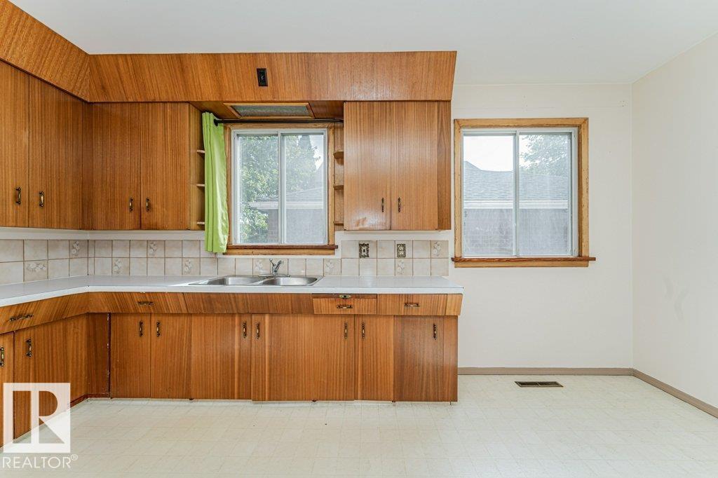 10509 77 ST NW - 23