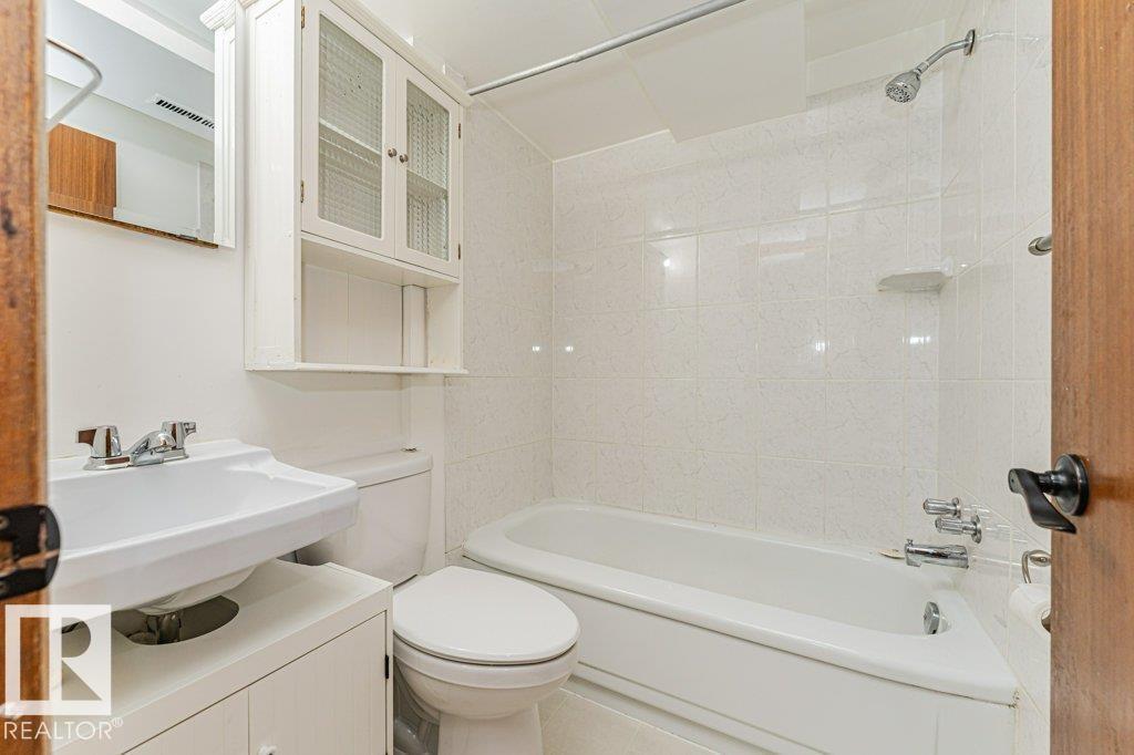 10509 77 ST NW - 41