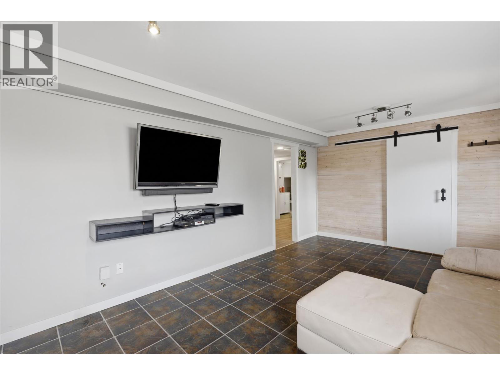 #9 810 HUGH ALLAN Drive - 25