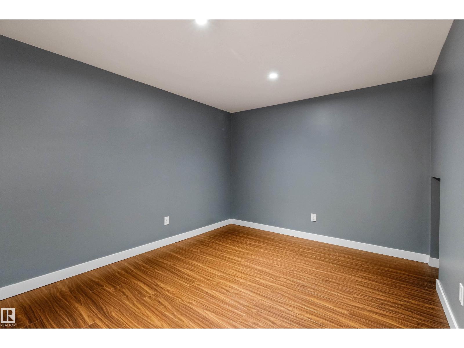 #44 10205 158 AV NW - 26
