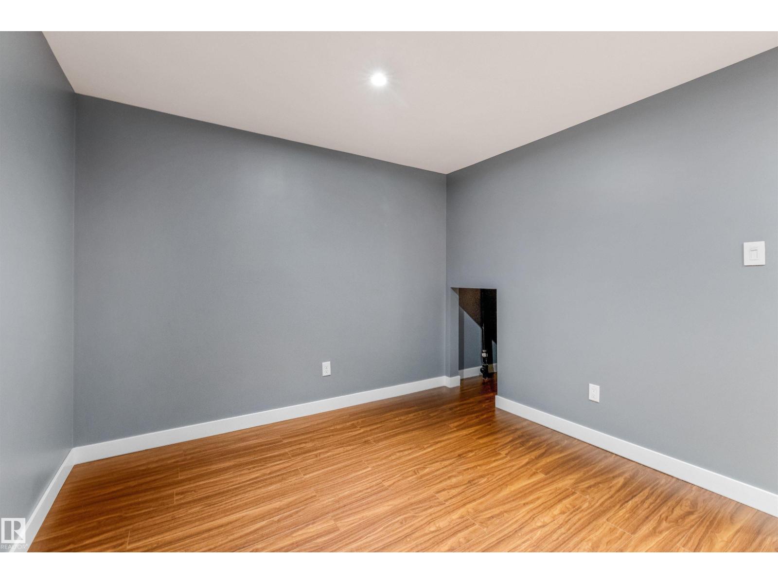 #44 10205 158 AV NW - 27