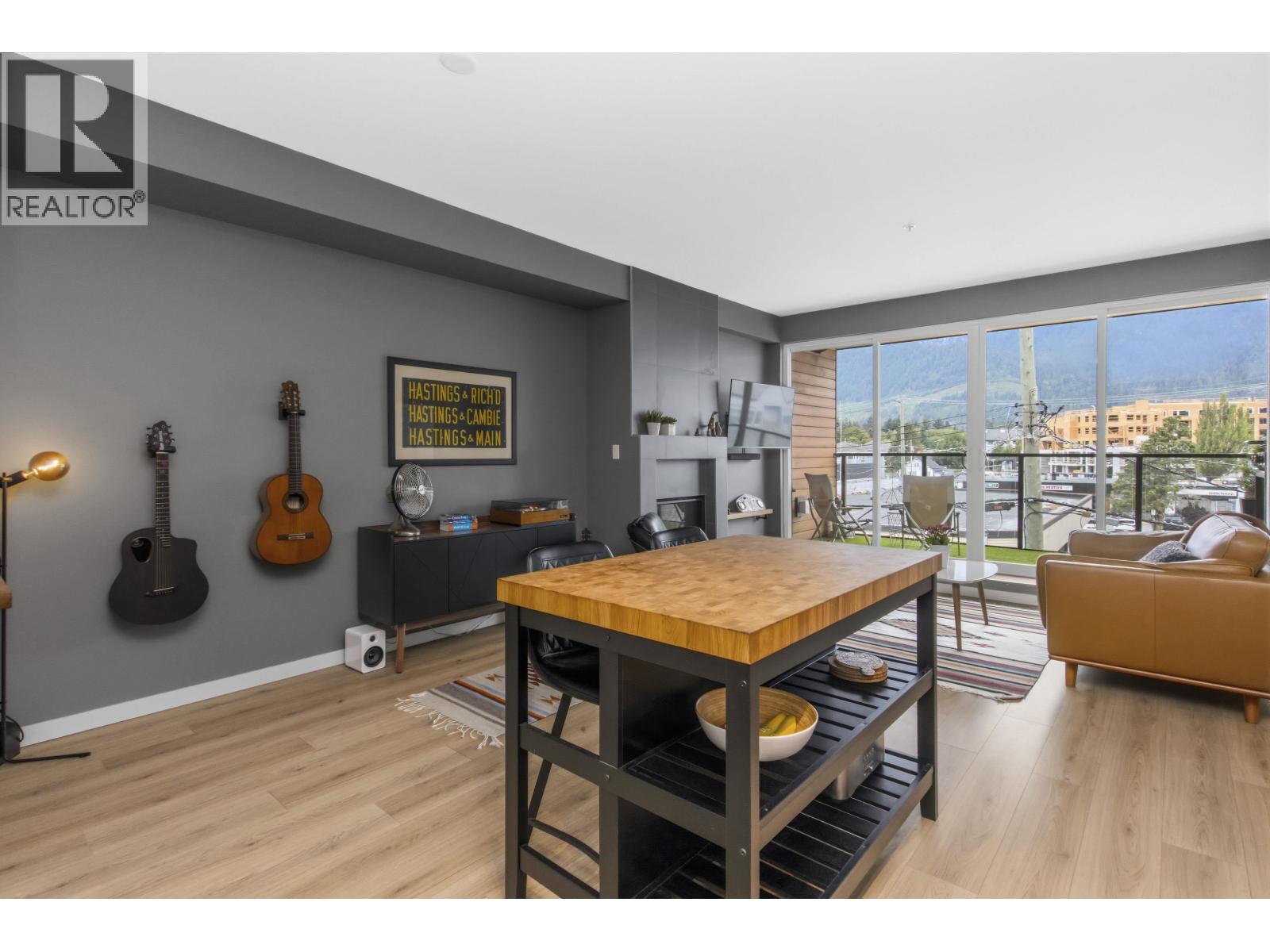 303 38165 CLEVELAND AVENUE, Squamish — photo 4