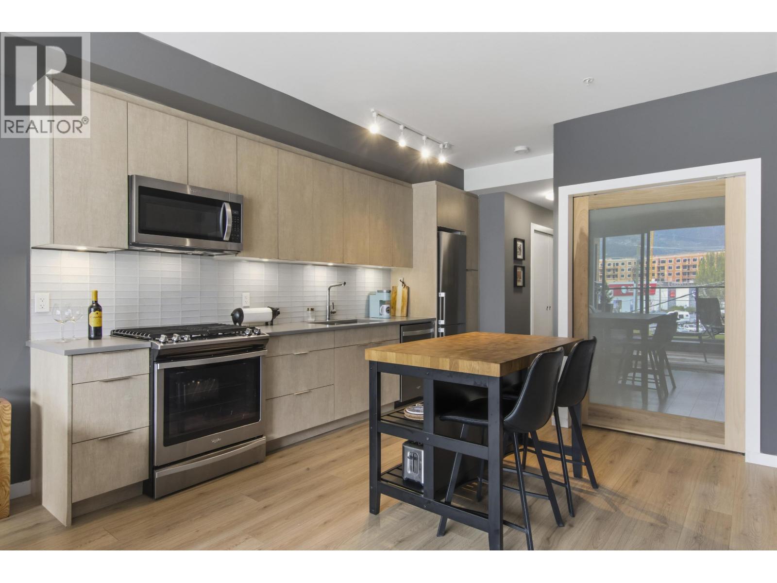 303 38165 CLEVELAND AVENUE, Squamish — photo 3