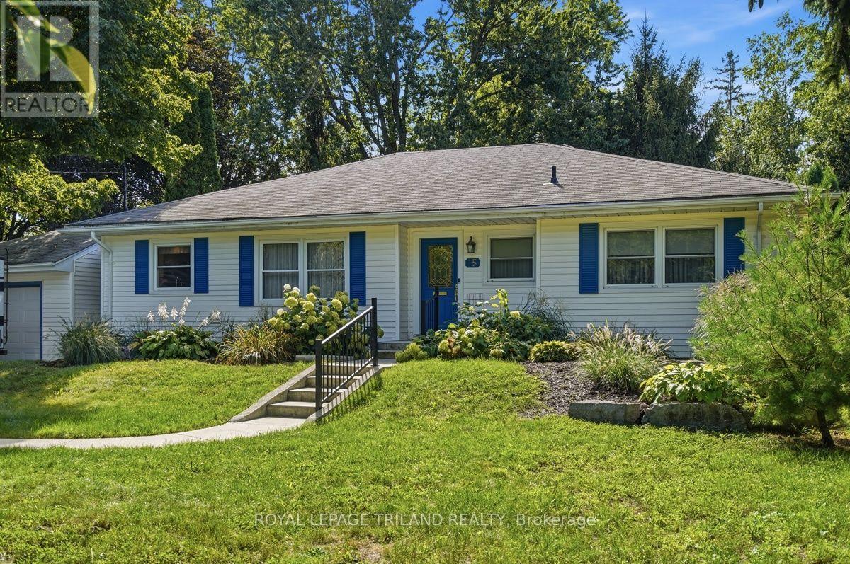 15 MEDWAY CRESCENT - 1