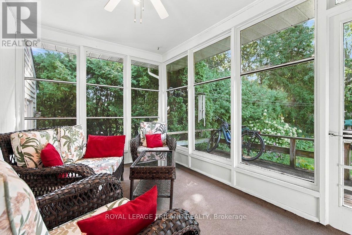 15 MEDWAY CRESCENT - 11