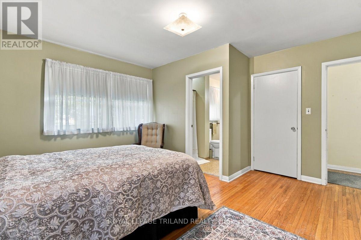 15 MEDWAY CRESCENT - 13