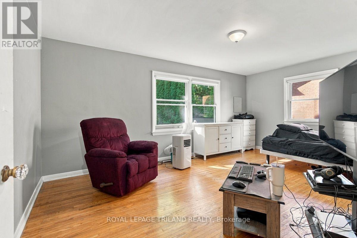 15 MEDWAY CRESCENT - 15