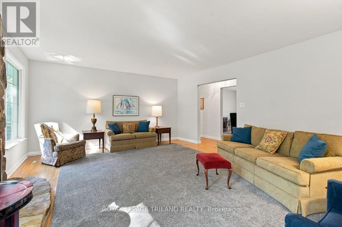 15 MEDWAY CRESCENT - 4