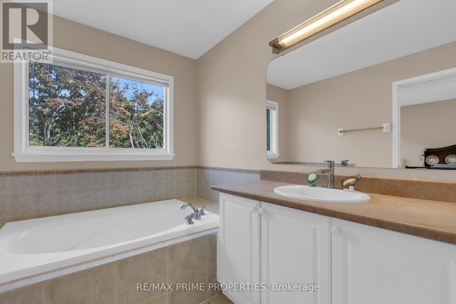 3 Bed, 3 Bath House for Sale in Ottawa – 33 INVERKIP AVENUE, Ottawa – MLS# X13773772 - Image 39