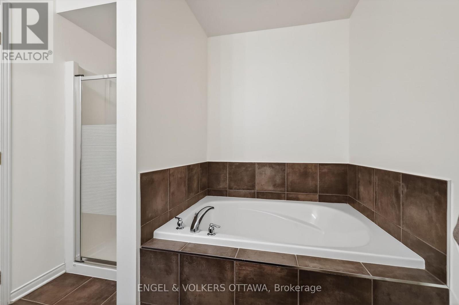 3 Bed, 3 Bath House for Sale in Ottawa – 103 GOLDWOOD PRIVATE, Ottawa – MLS# X13773900 - Image 57