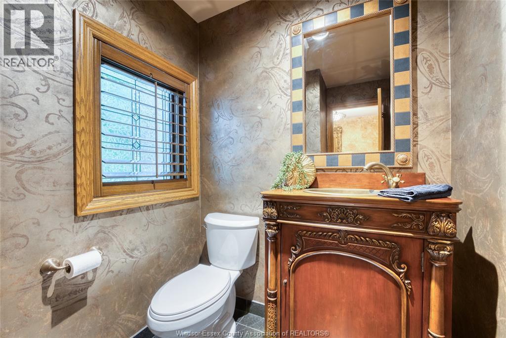 512 Bedford COURT, Windsor — photo 8