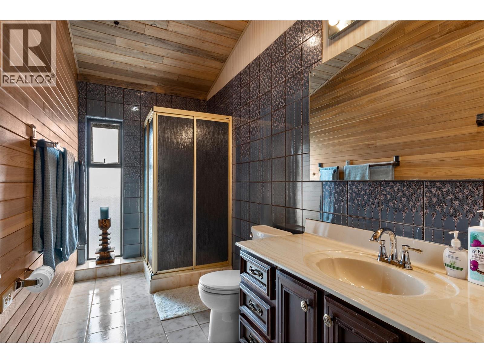 6473 Squilax Anglemont Road - Image 17