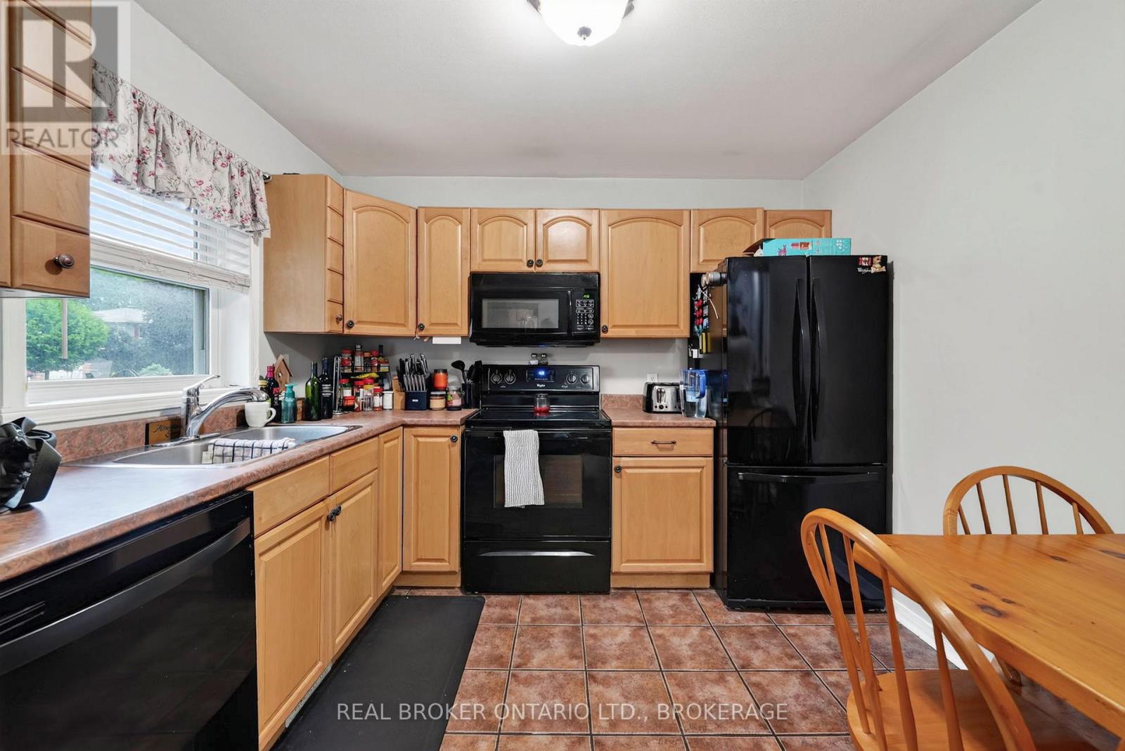 858 CHELSEA CRESCENT - 2