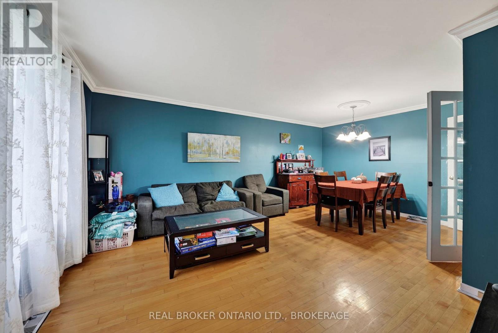 858 CHELSEA CRESCENT - 3