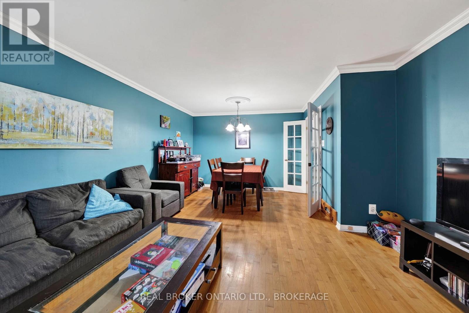 858 CHELSEA CRESCENT - 4