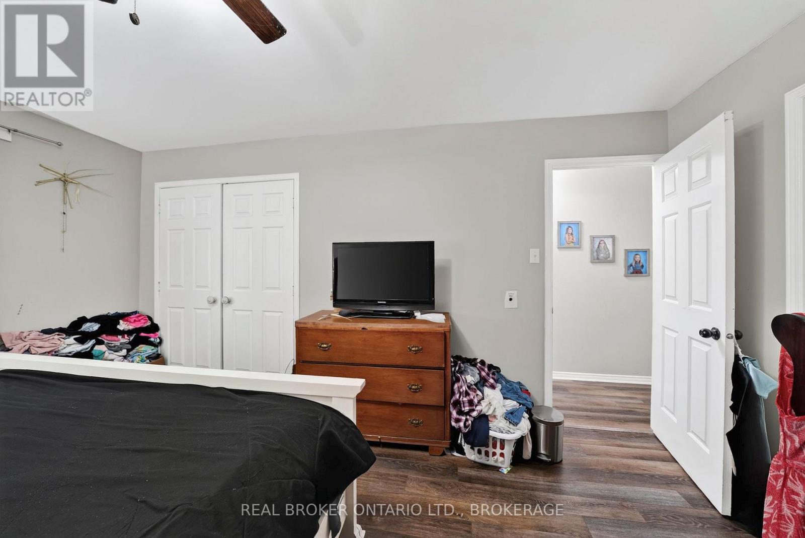858 CHELSEA CRESCENT - 6