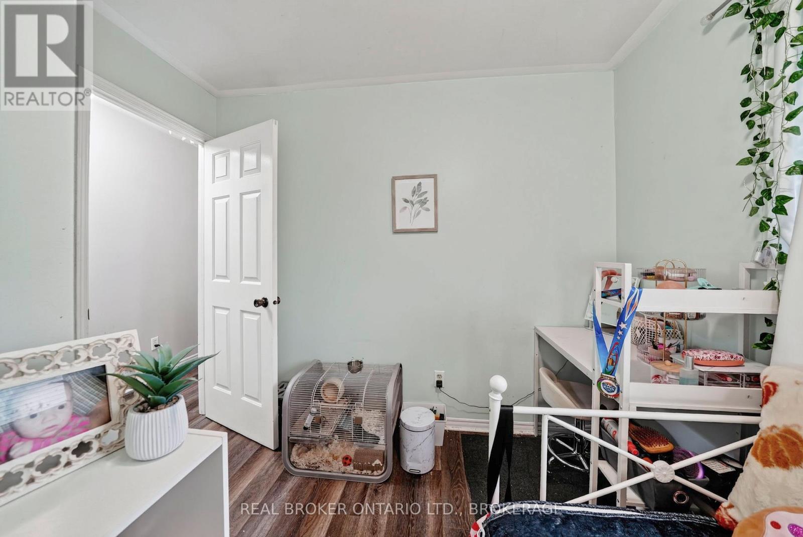 858 CHELSEA CRESCENT - 7
