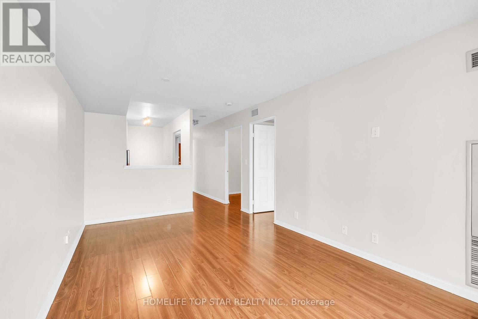 #1011 8 LEE CENTRE DRIVE - 10