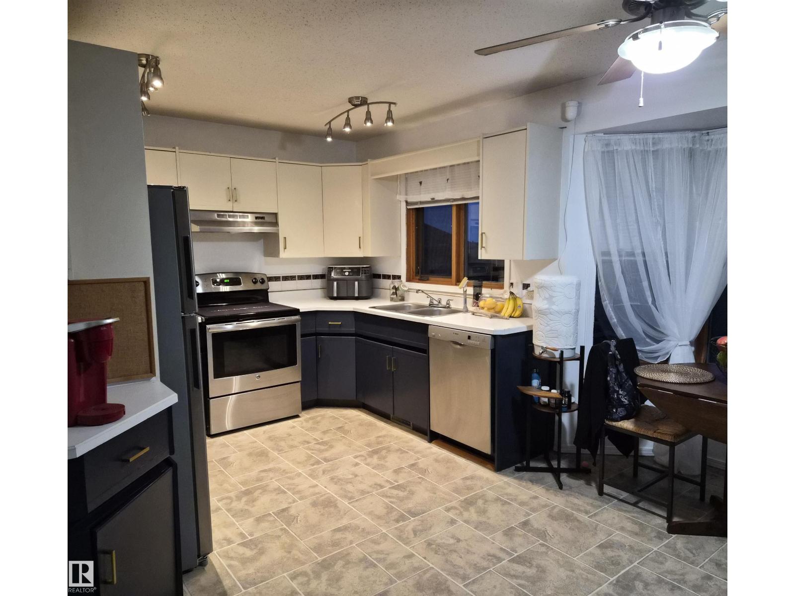 10636 110 ST - 18