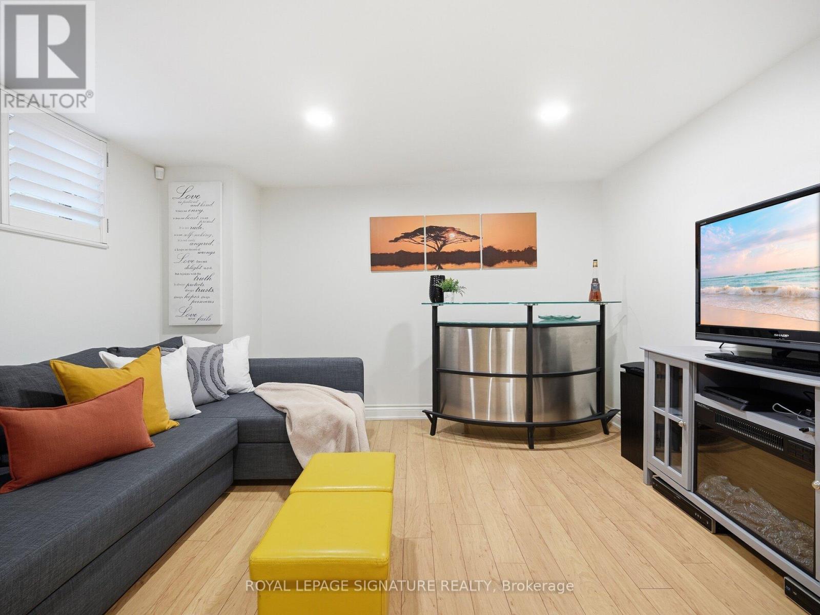 205 PRINCE EDWARD DRIVE S - 18