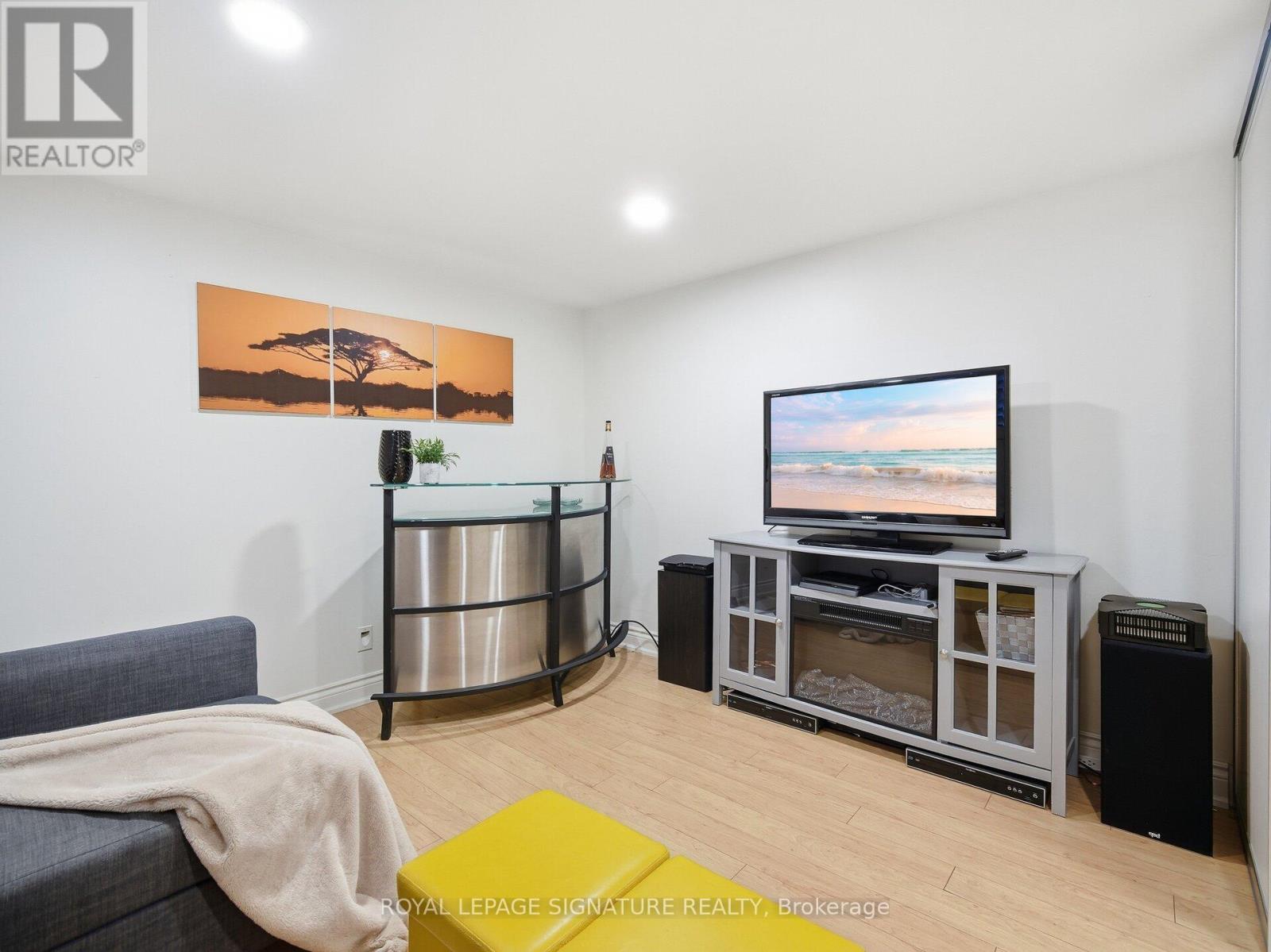 205 PRINCE EDWARD DRIVE S - 19
