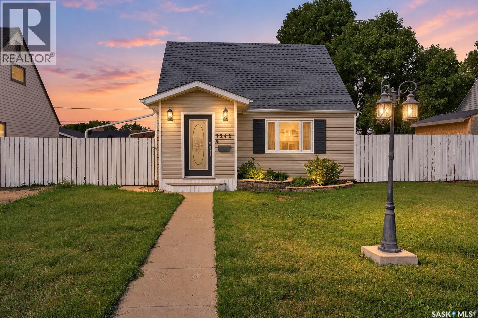 1242 4th AVENUE NE, Moose Jaw — photo 1