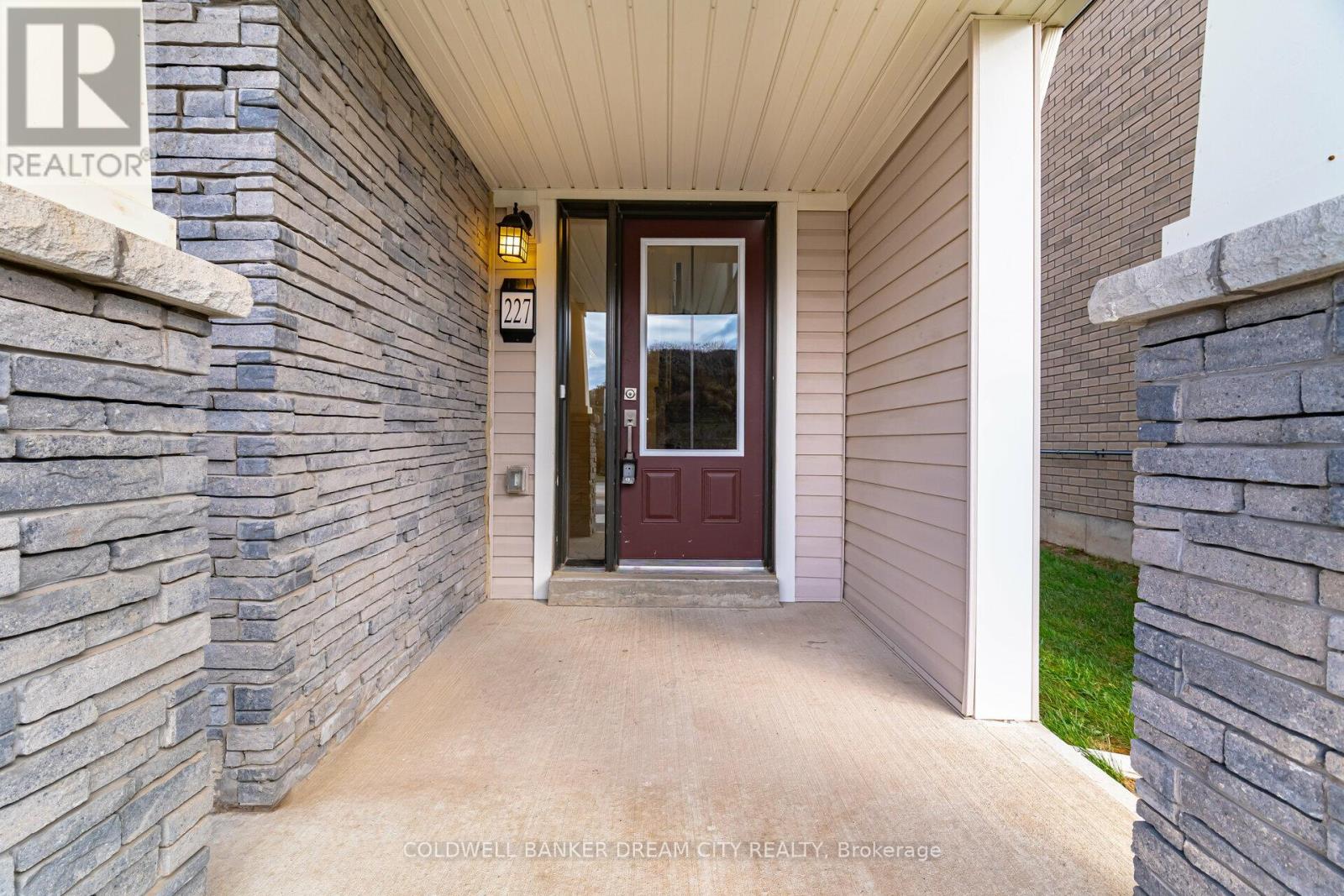 227 GILLESPIE DRIVE, Brantford — photo 2