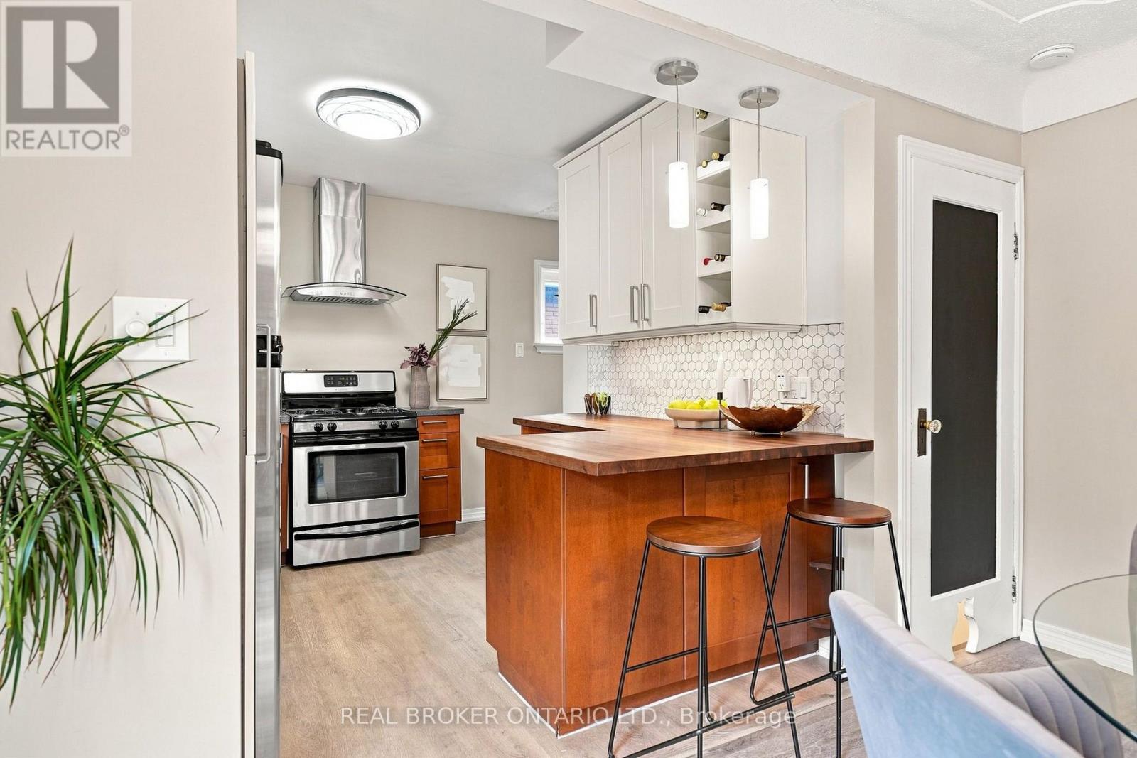 51 BARONS AVENUE N - 16