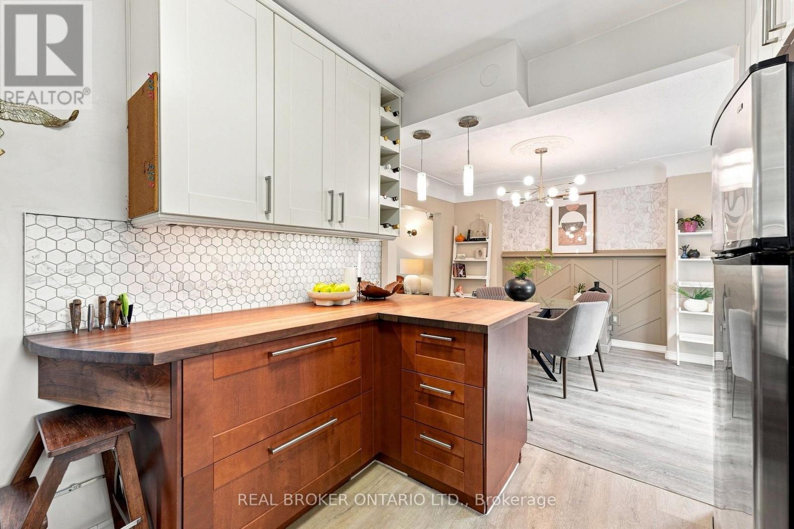 51 BARONS AVENUE N - 20