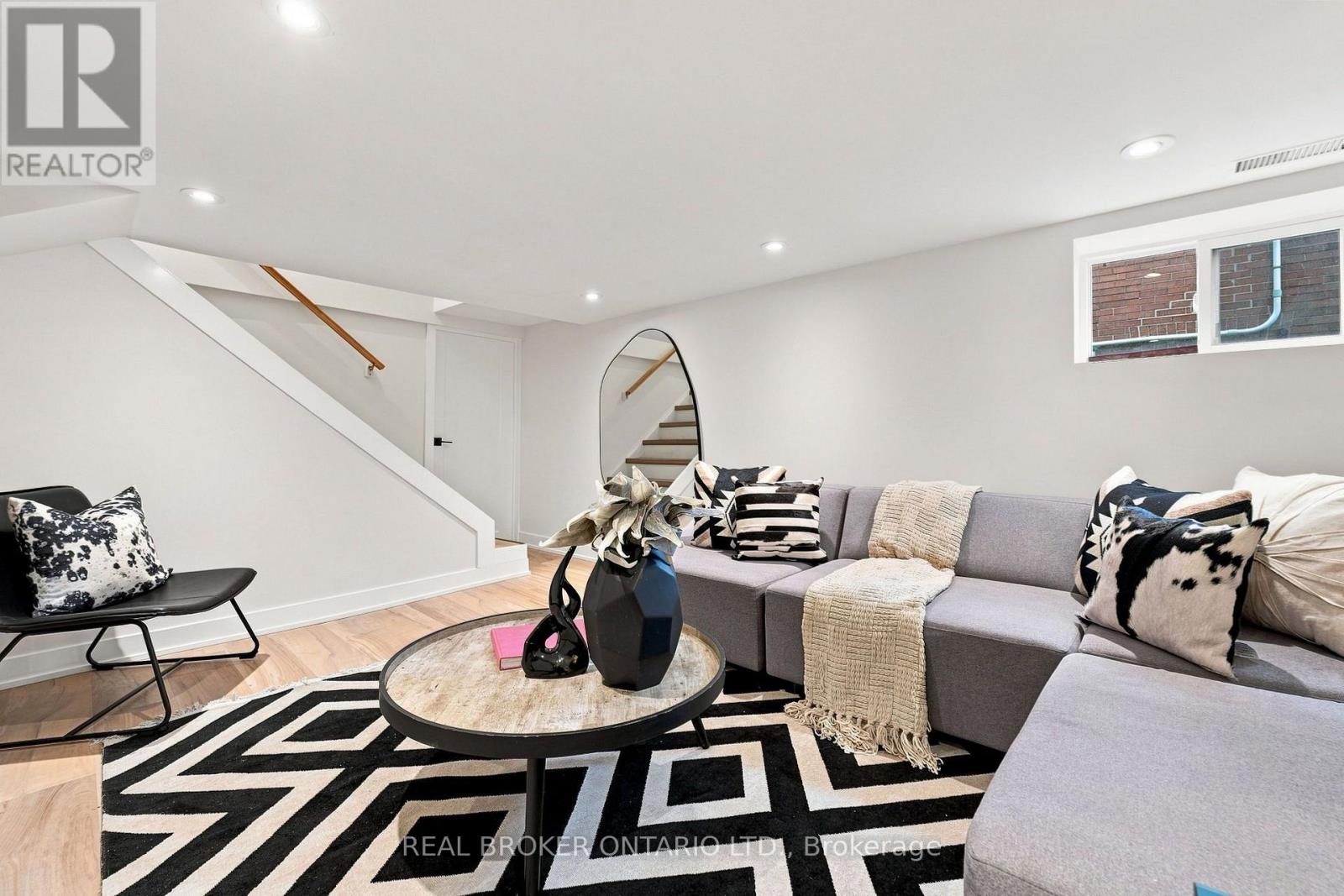 51 BARONS AVENUE N - 38