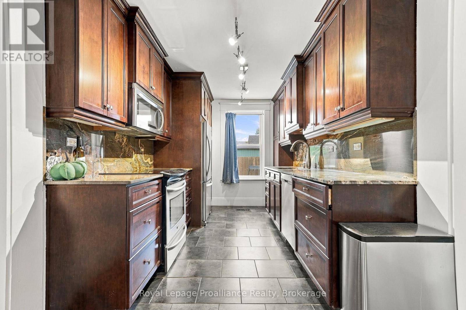 31 GROVE STREET - 18