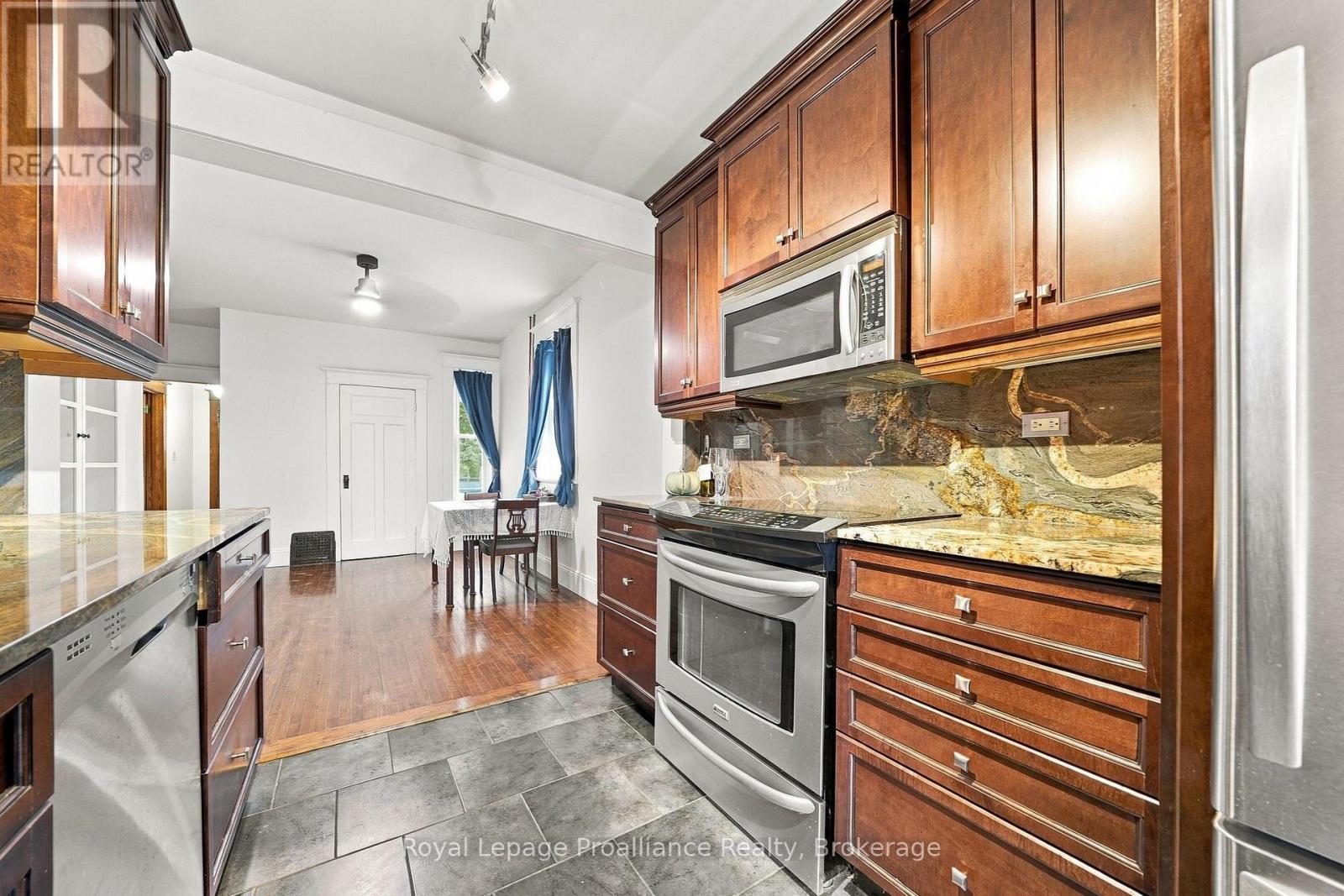 31 GROVE STREET - 21