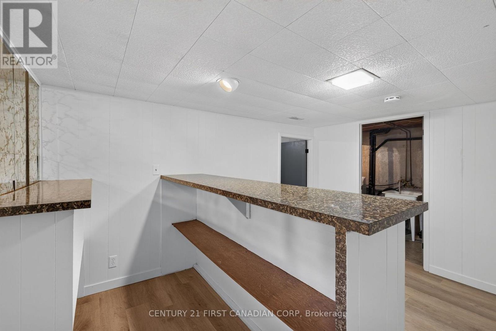 354 BASE LINE ROAD W - Image 32