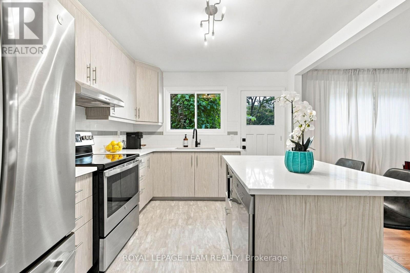 875 WOODROFFE AVENUE - 19