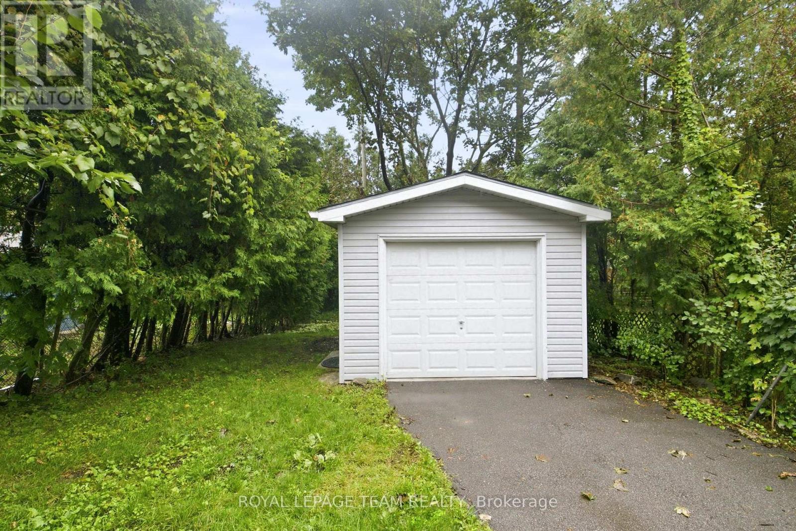 875 WOODROFFE AVENUE - 41